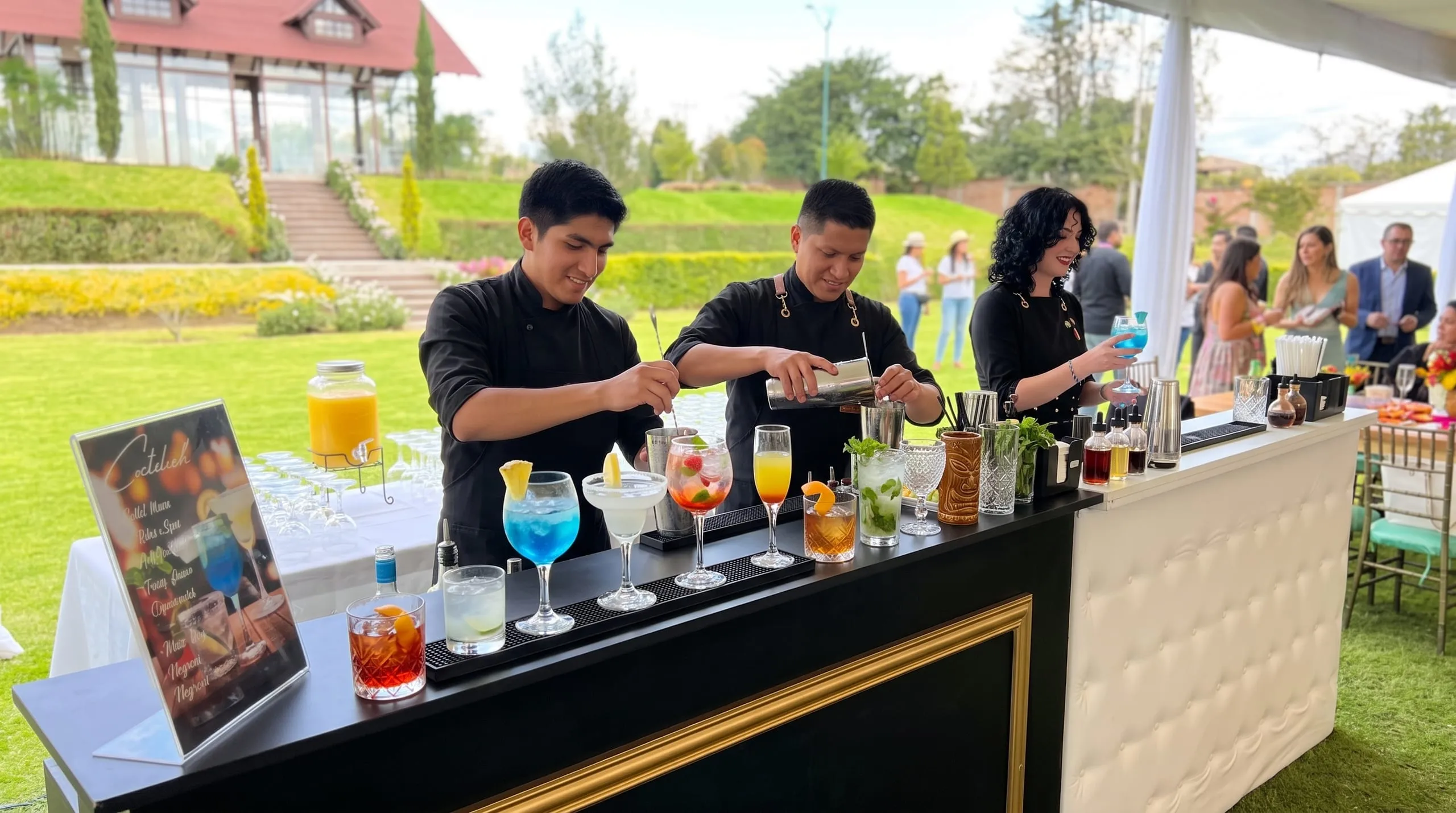 Bartenders preparando cócteles al aire libre