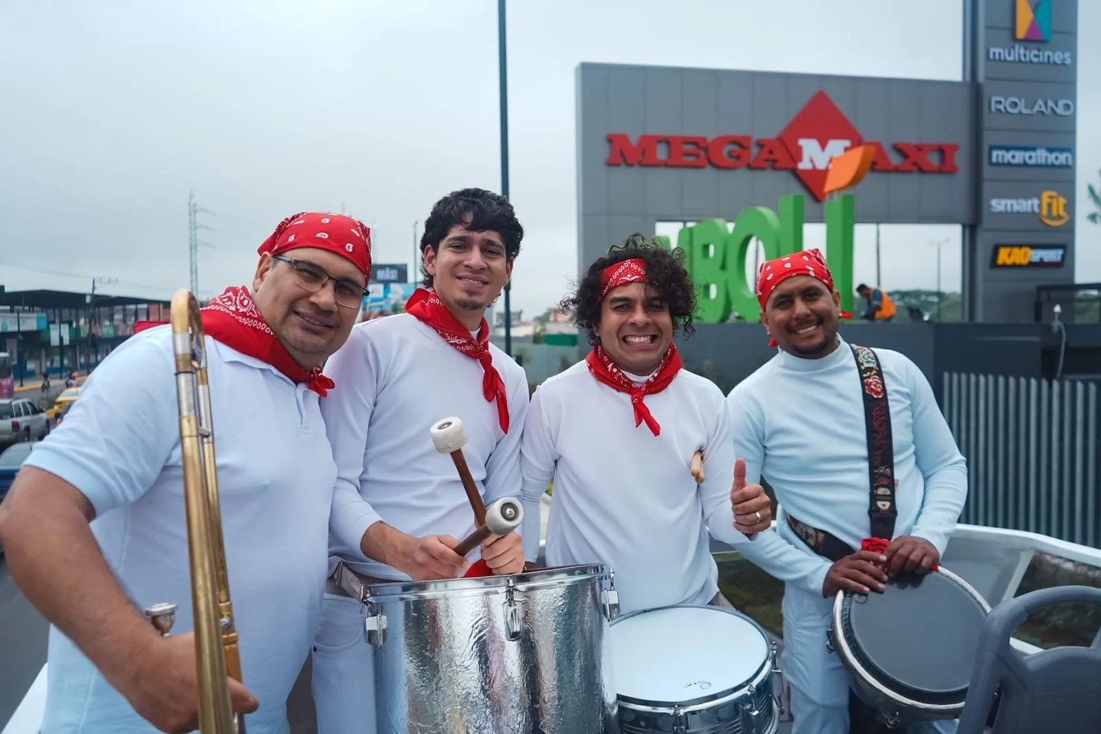 Músicos de batucada con tambores
