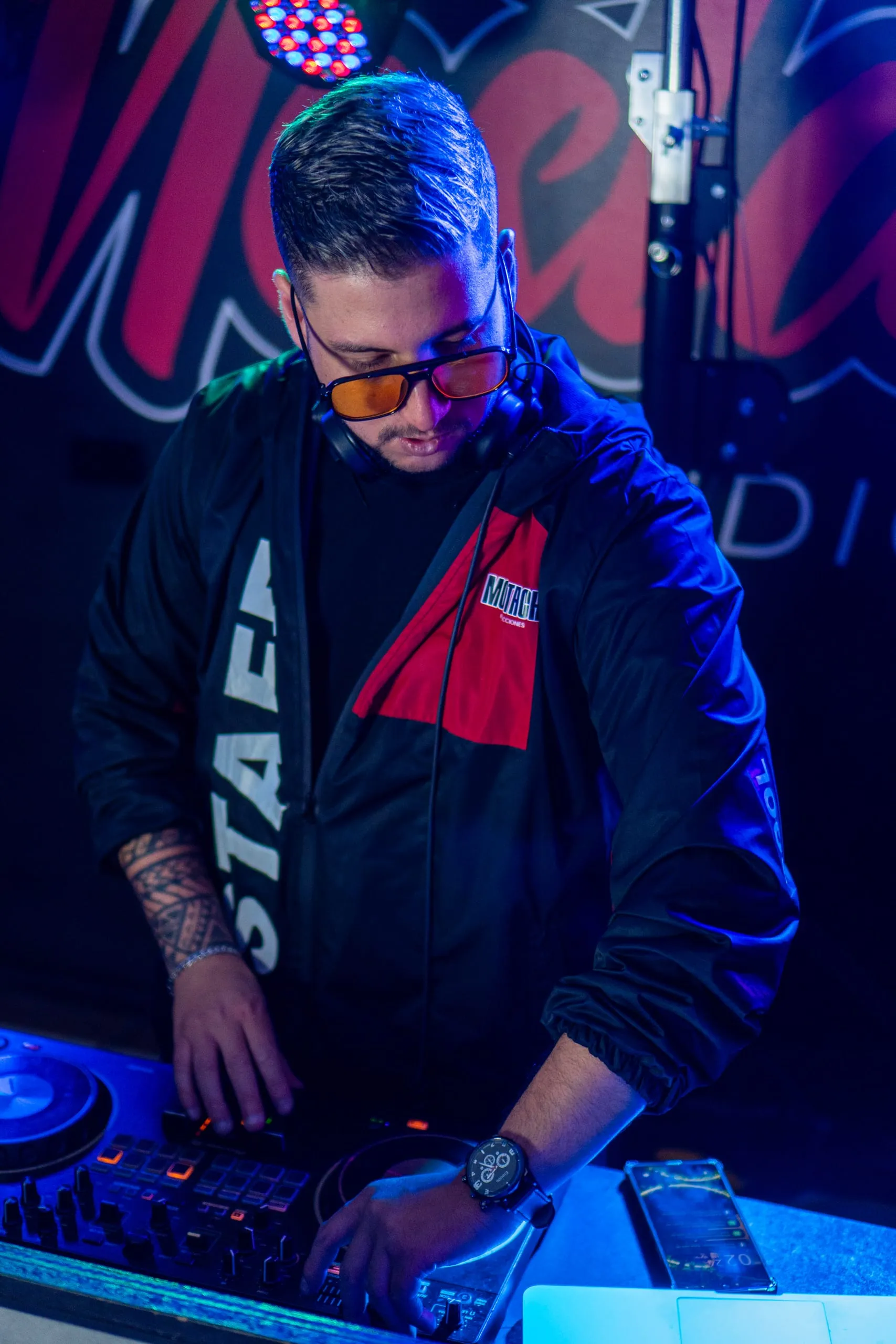 DJ mezclando música en un evento