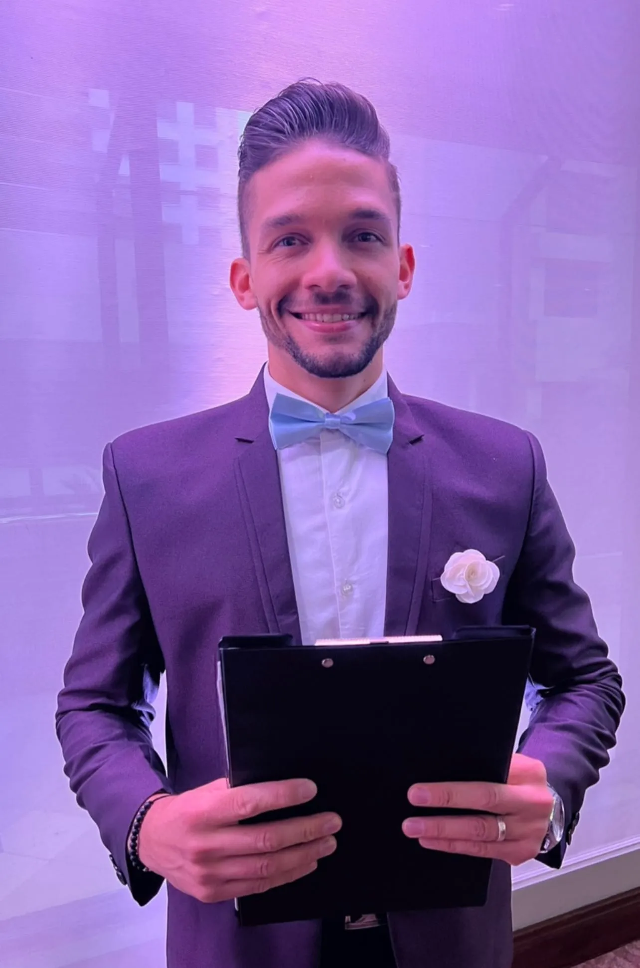 Maestro de ceremonia sonriendo