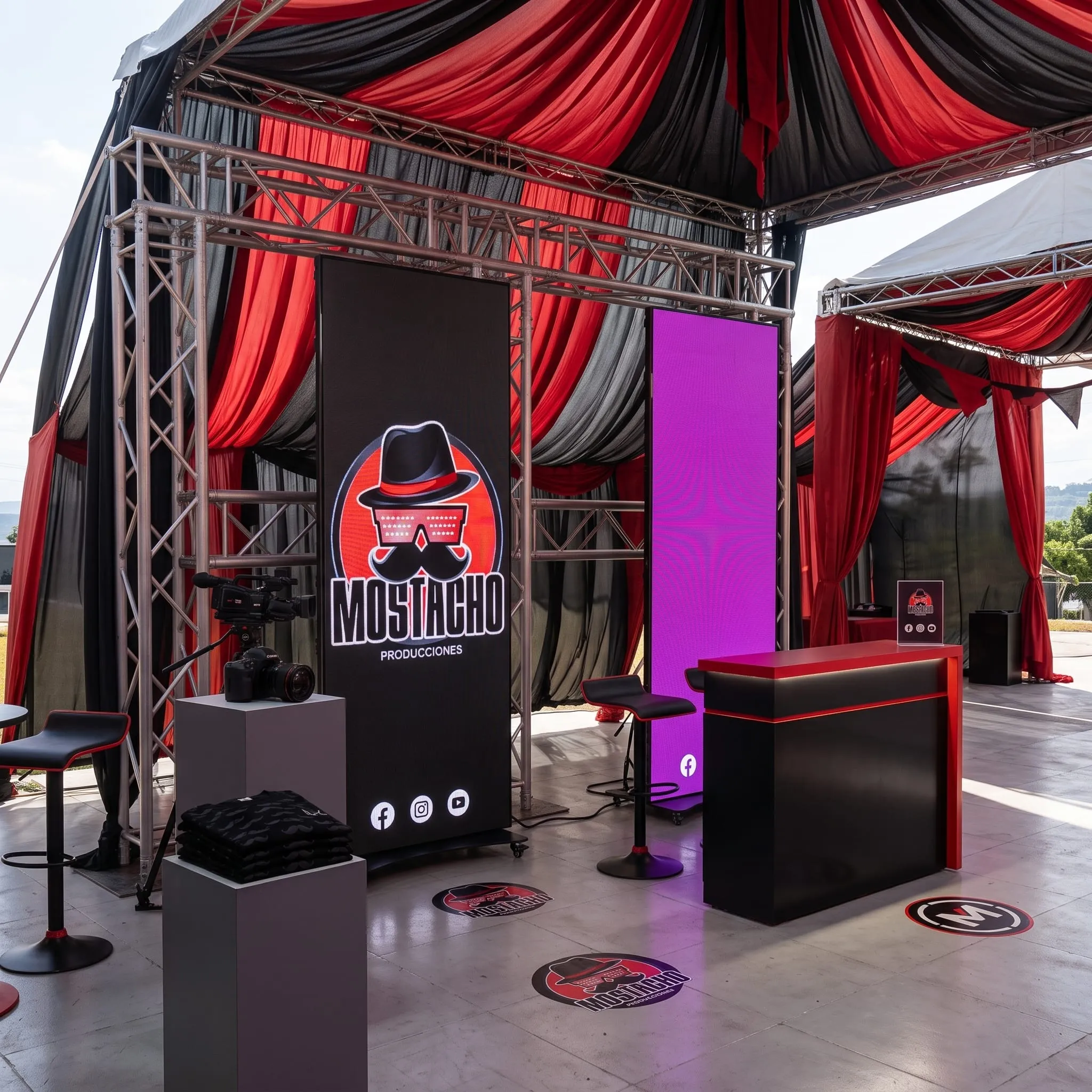 Carpa con pantallas LED y mobiliario