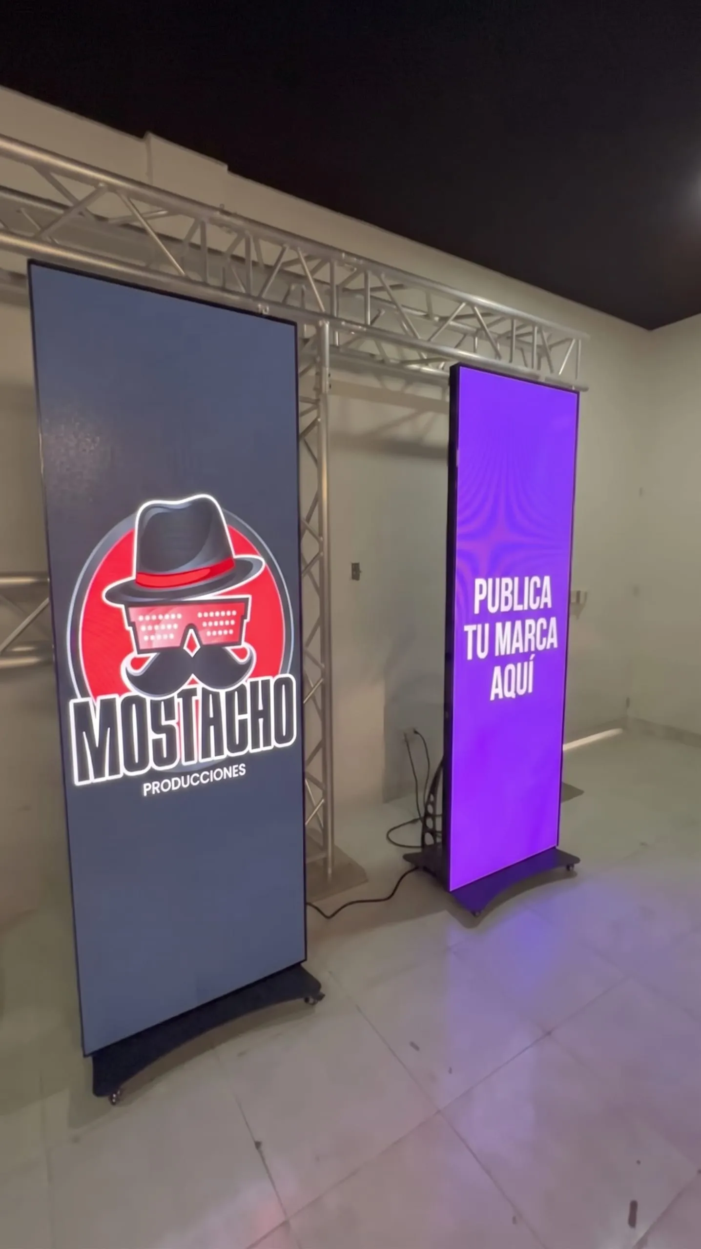 Tótems LED con el logo de Mostacho