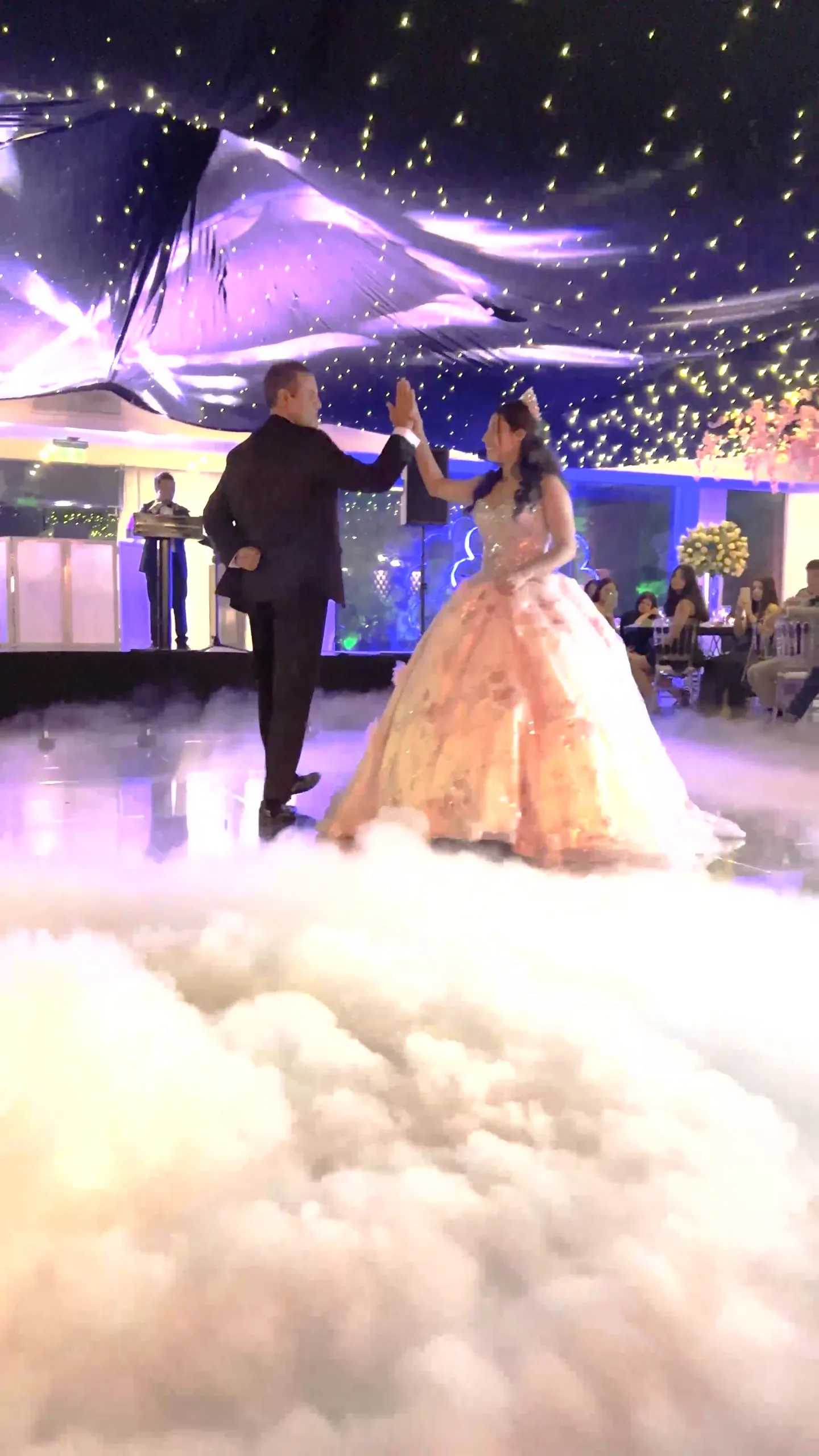 Baile en una celebración sobre neblina baja