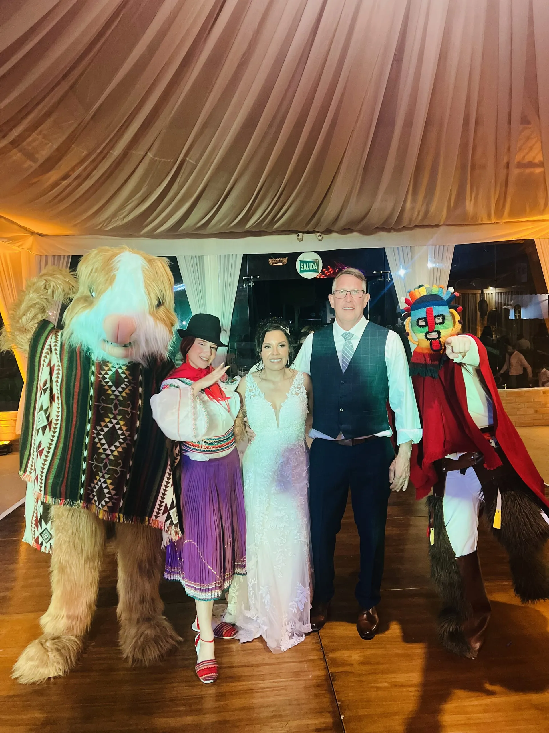 Personajes folclóricos con los novios