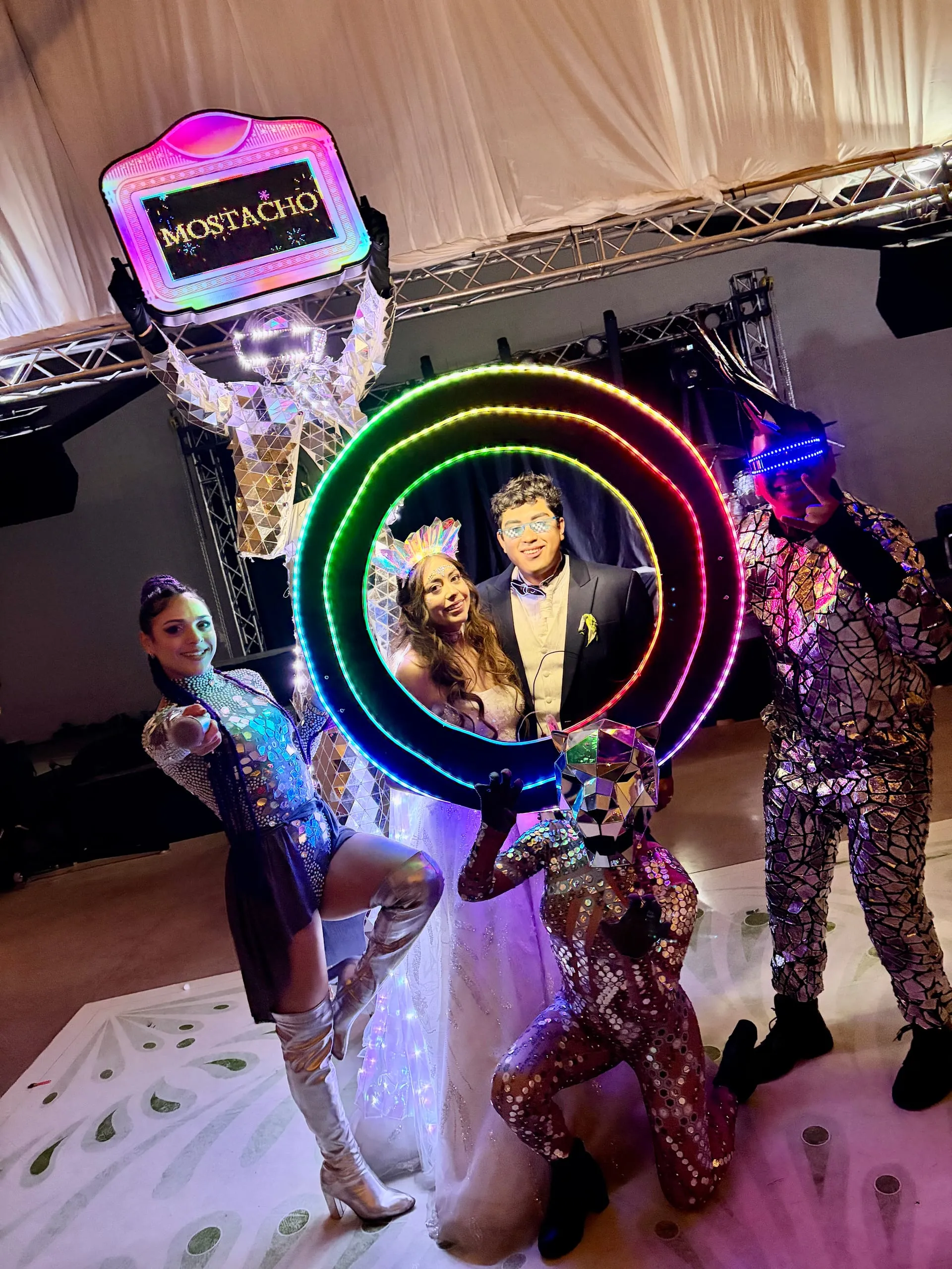 Personajes con aro de luces y quinceañera