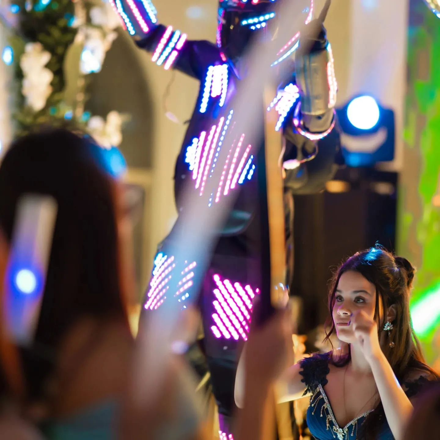 Robots LED entre los invitados