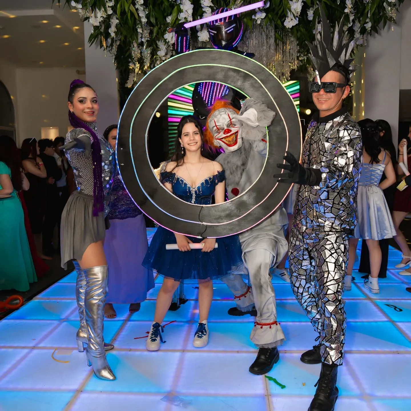 Quinceañera con personajes de espejos