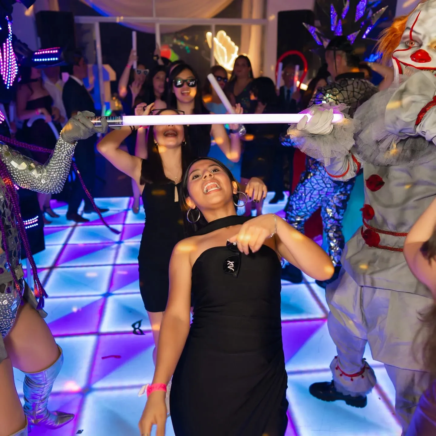 Quinceañera con payaso y personajes
