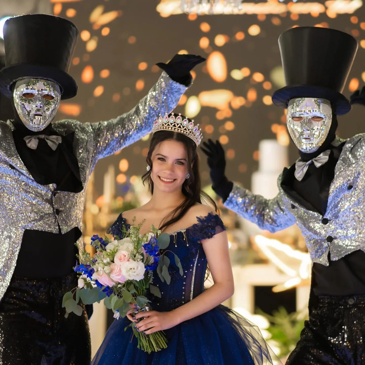 Quinceañera con personajes plateados