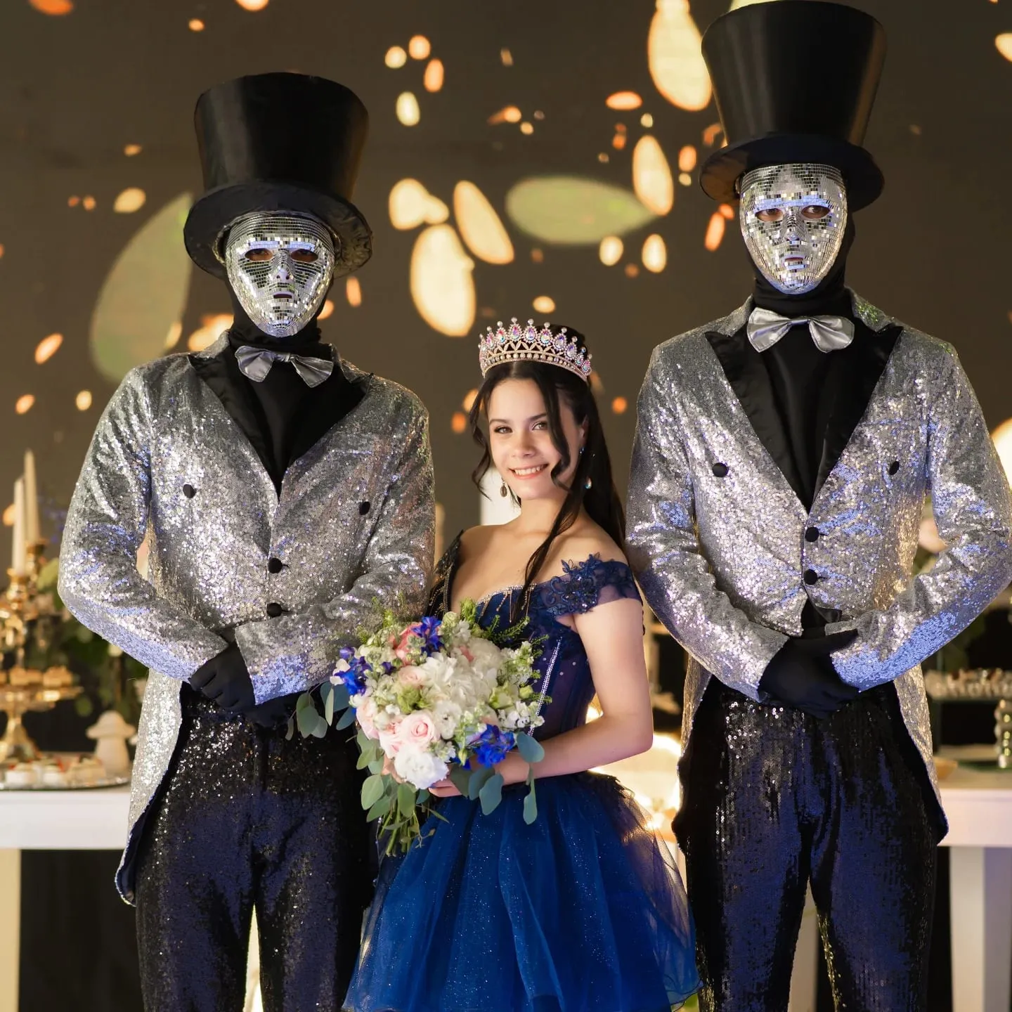 Quinceañera con personajes de sombrero de copa
