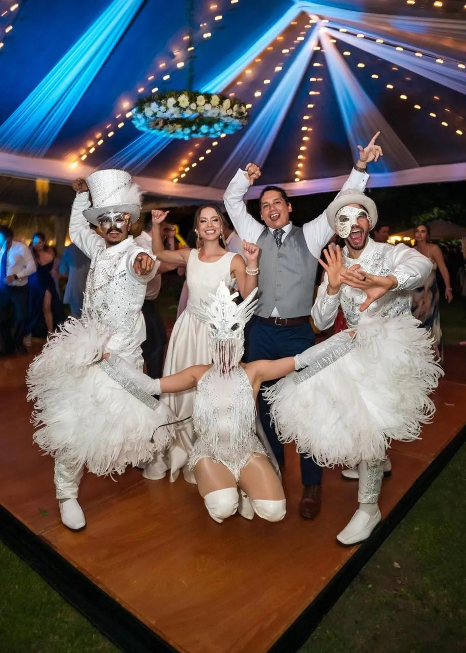 Personajes de plumas blancas con los novios