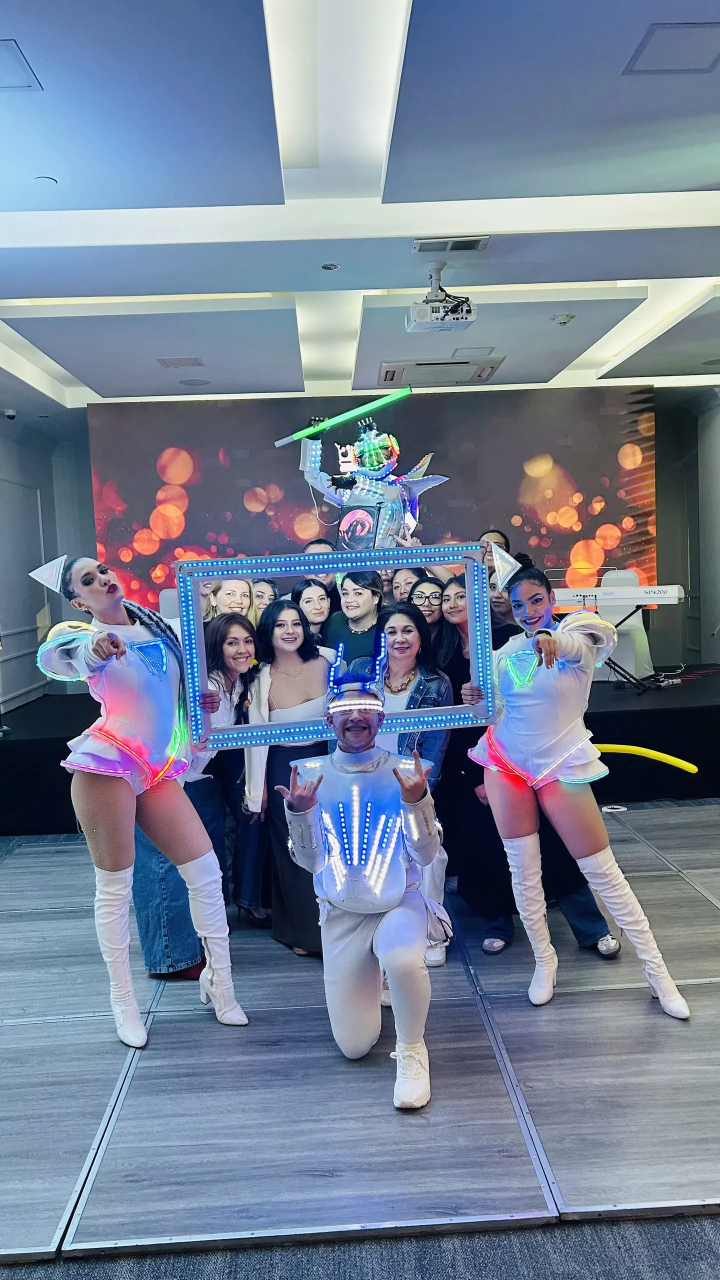 Personajes LED con los invitados