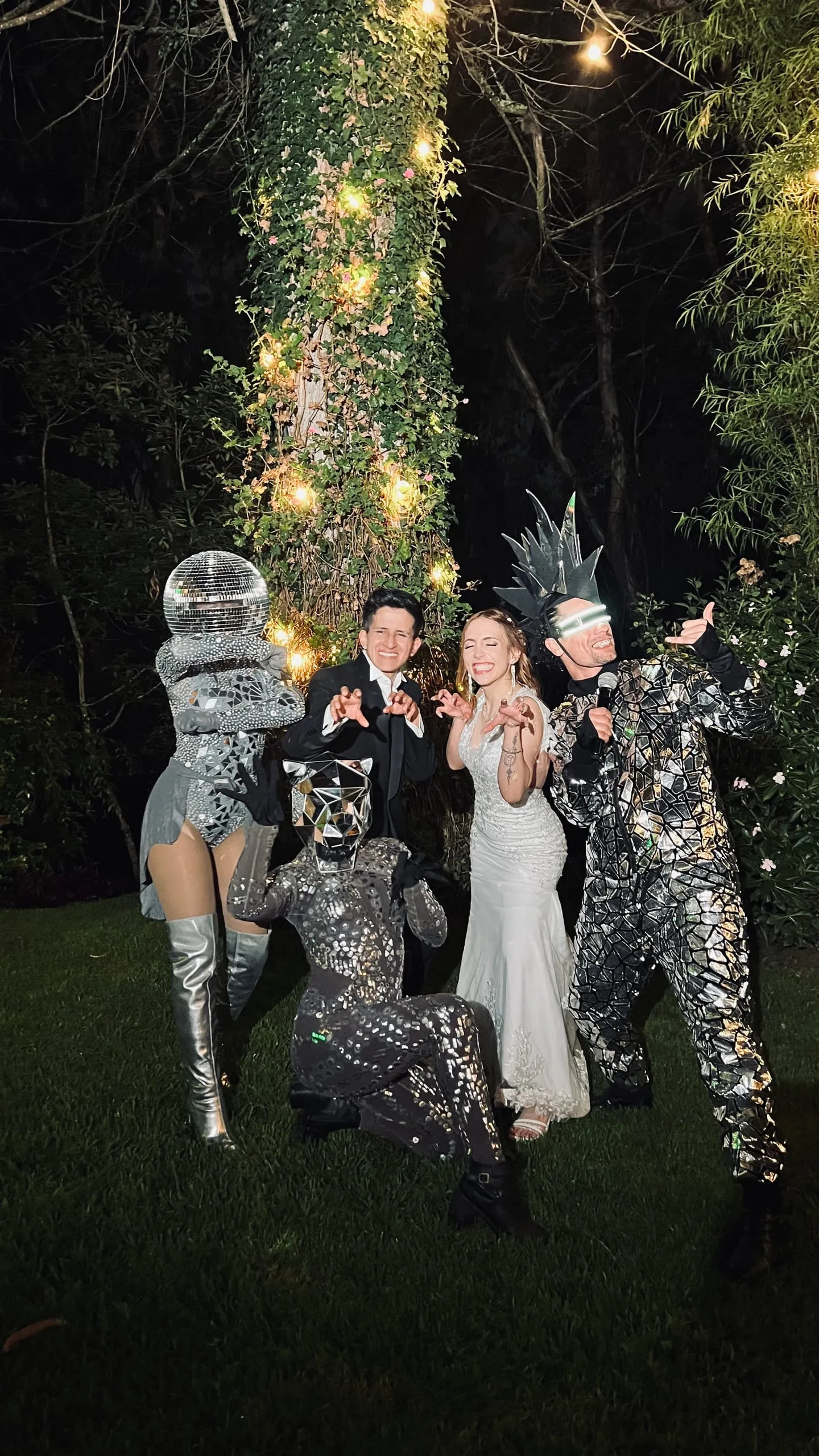 Personajes plateados con los novios en el jardín