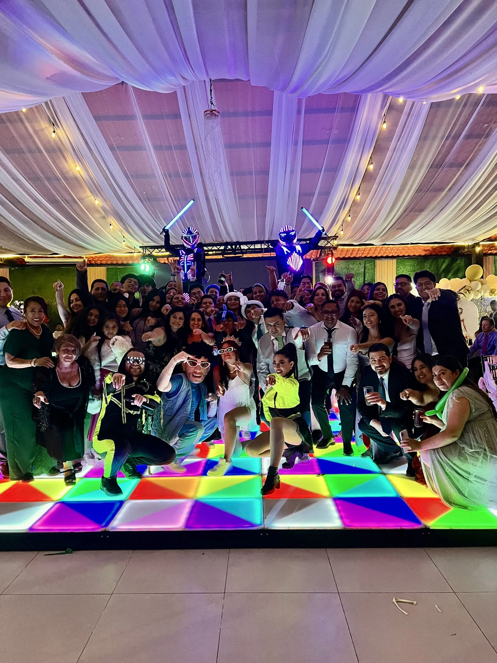 Invitados en la pista de baile iluminada