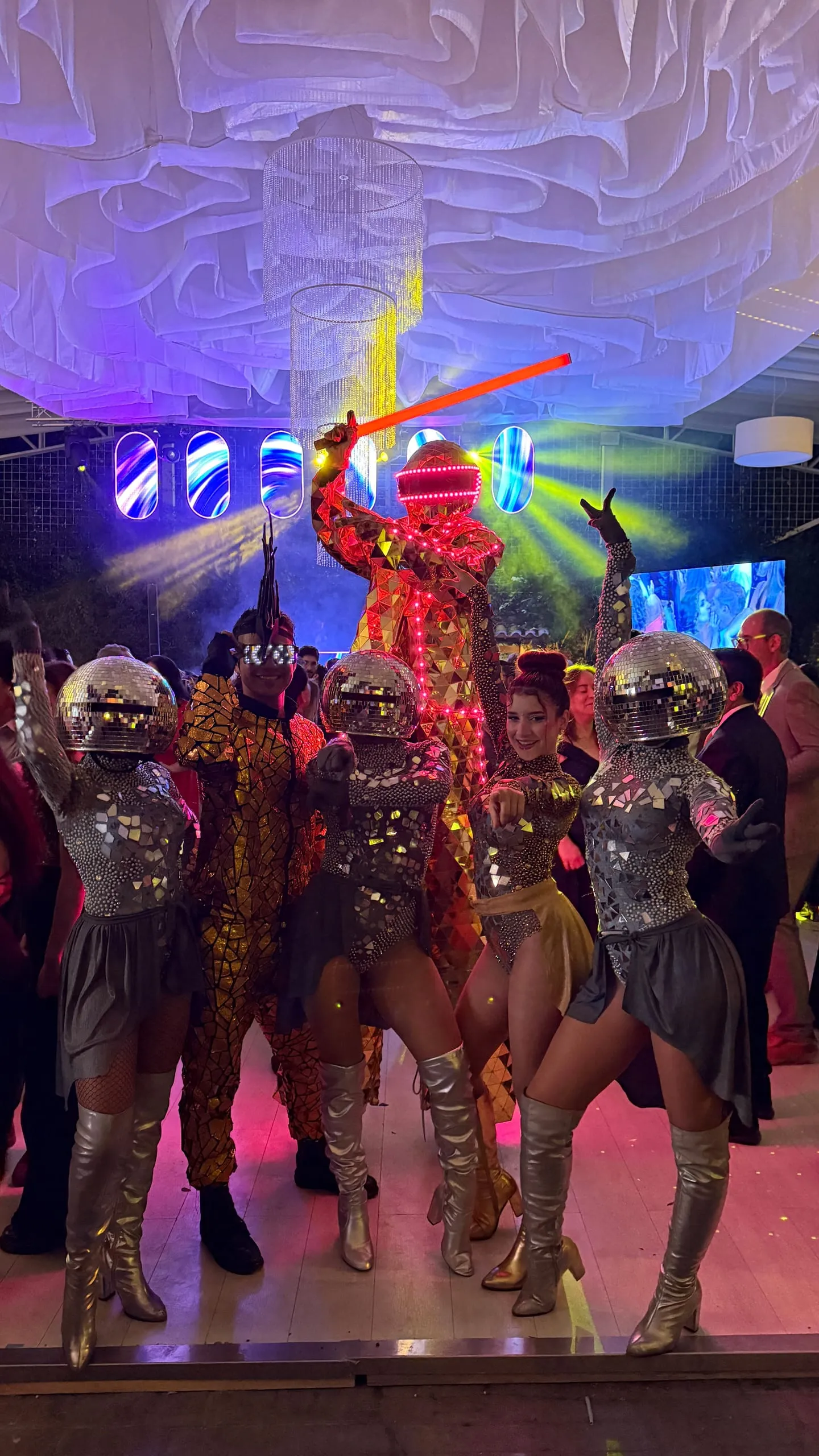 Show de personajes en la pista