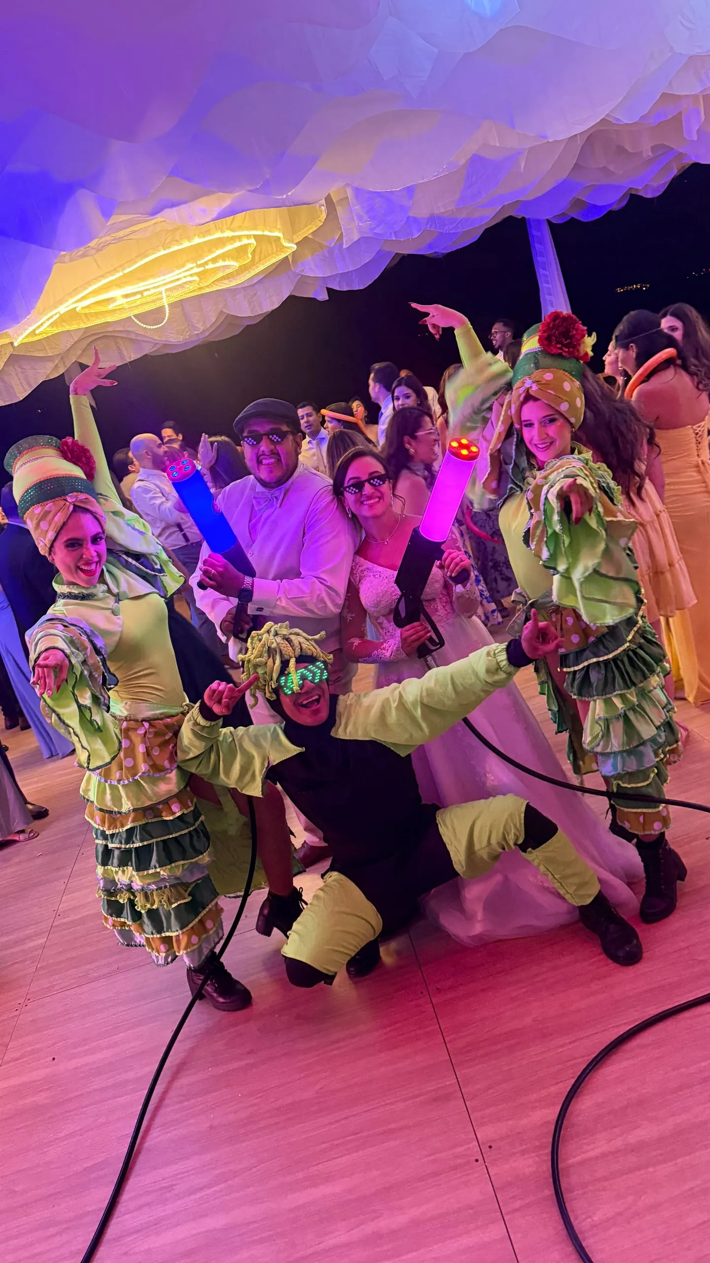 Personajes de colores animando la fiesta