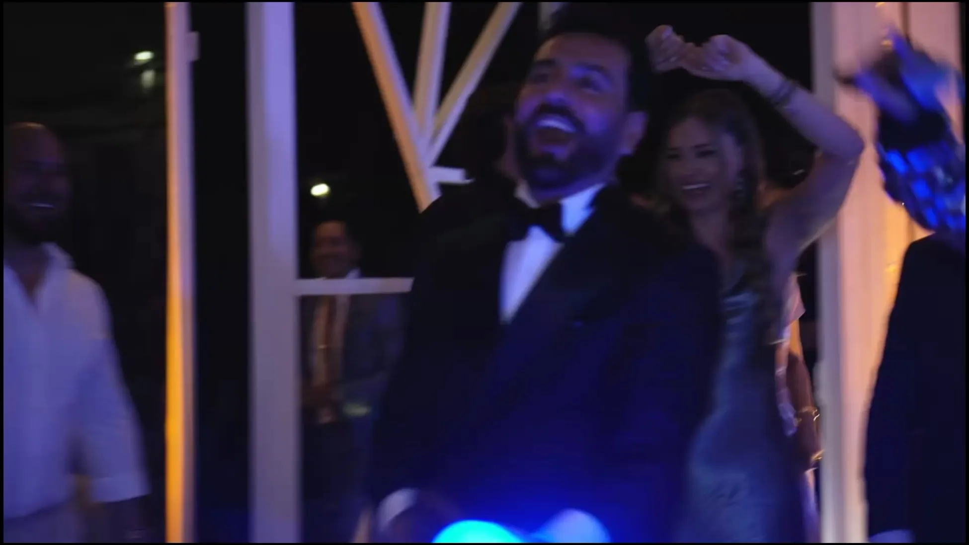 Invitados bailando en una hora loca de Mostacho