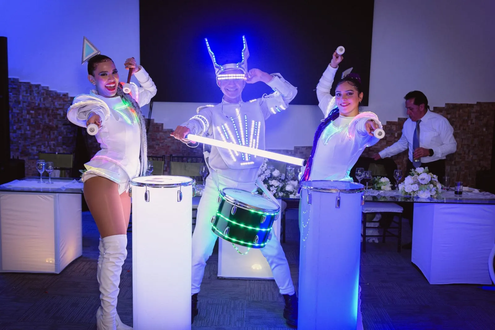 Batucada con trajes de luces LED