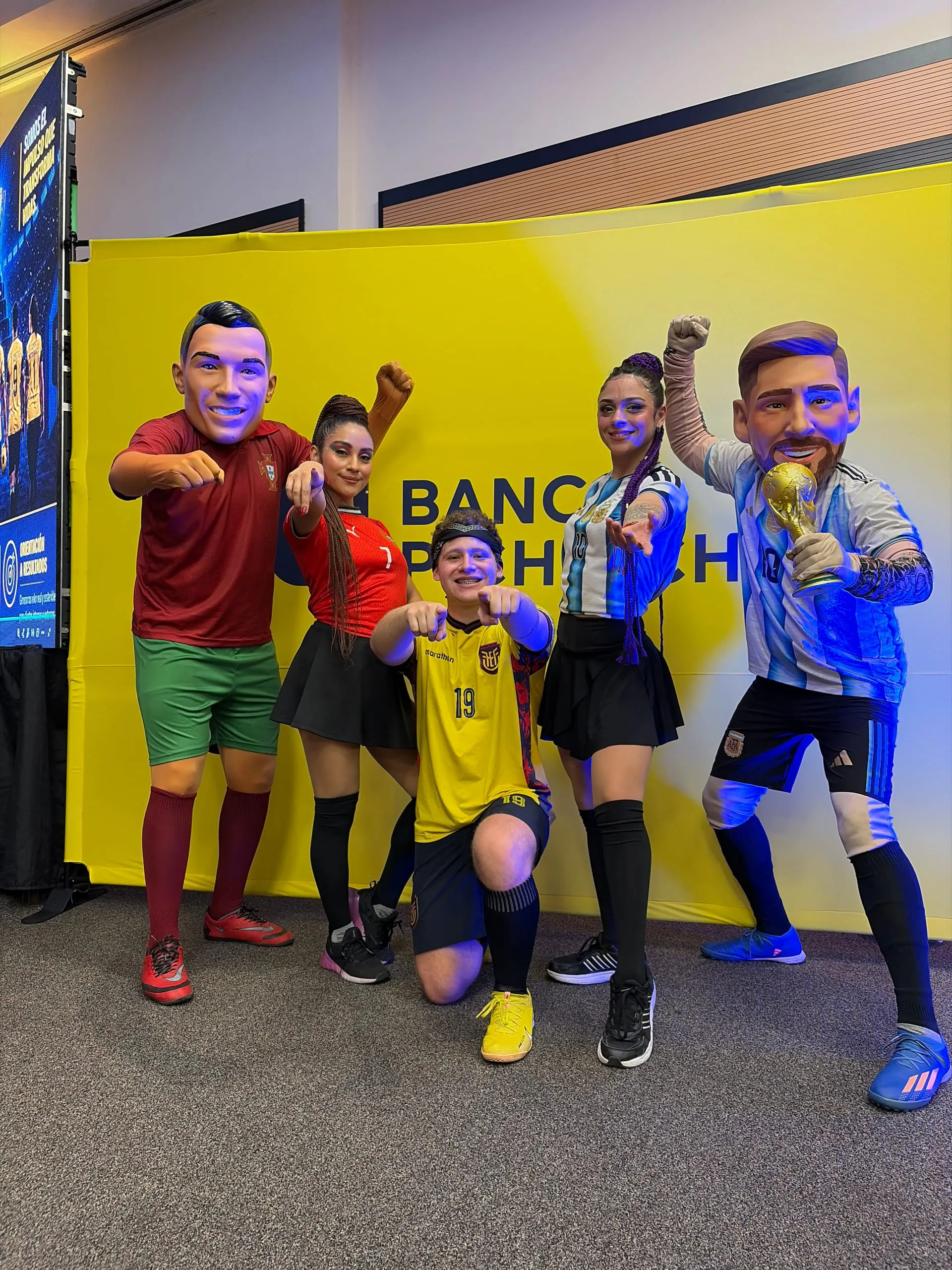 Invitados con camisetas de fútbol celebrando