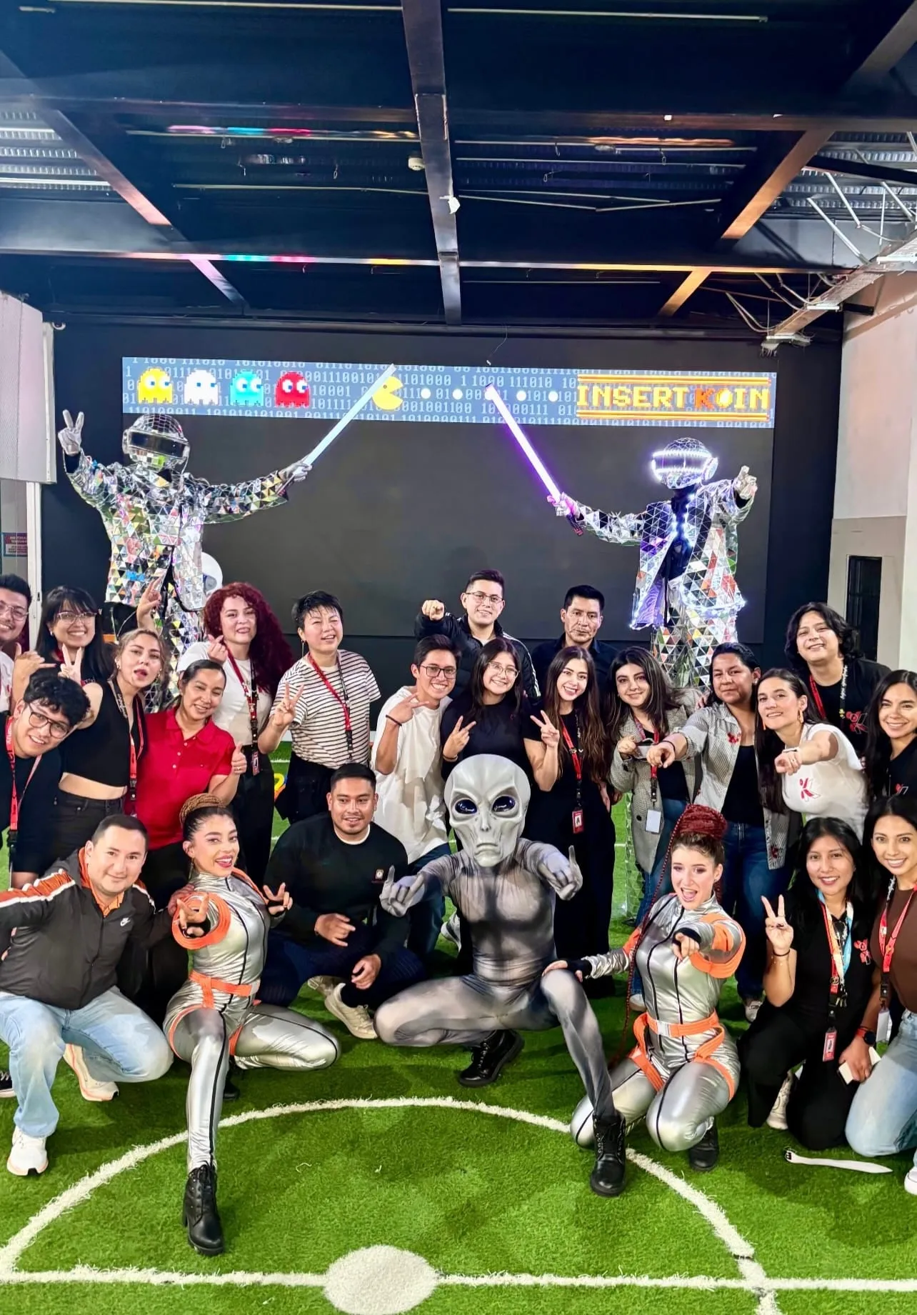 Personajes galácticos posando con los invitados