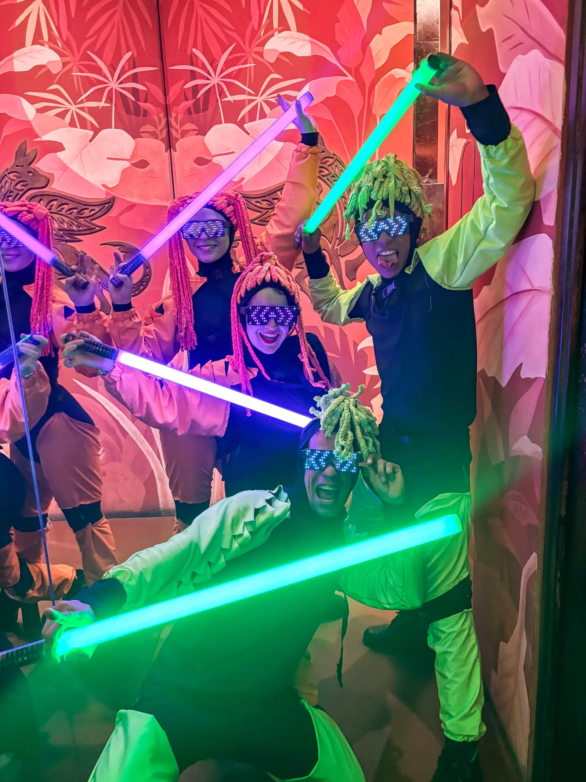 Bailarines con trajes de neón