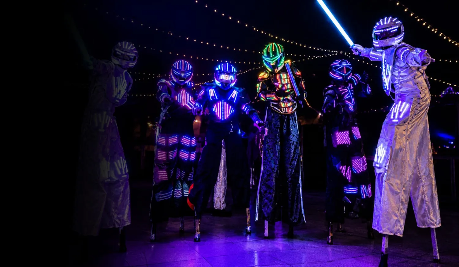 Robots LED en la fiesta y casco con luces
