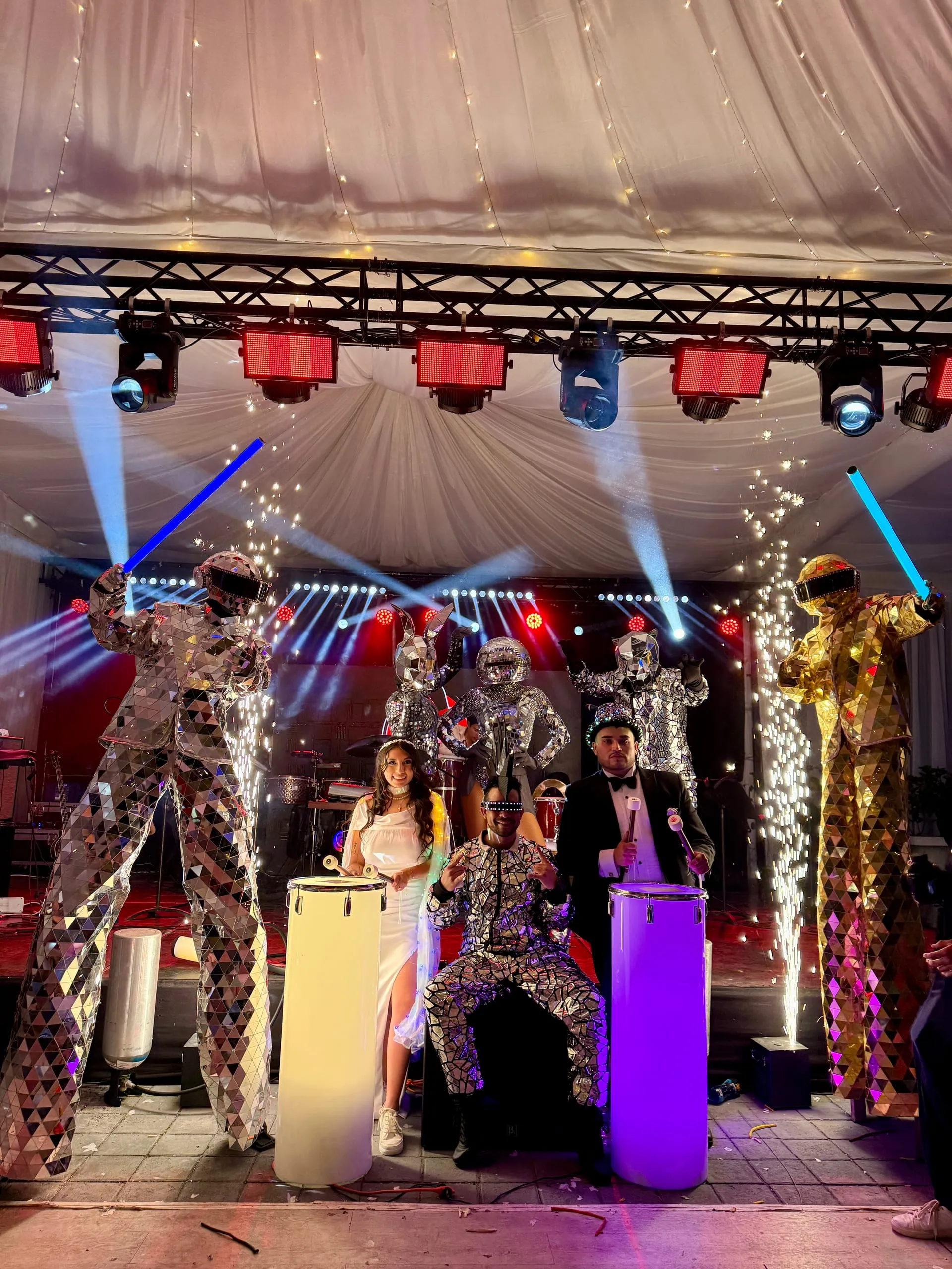 Robots con trajes de espejos