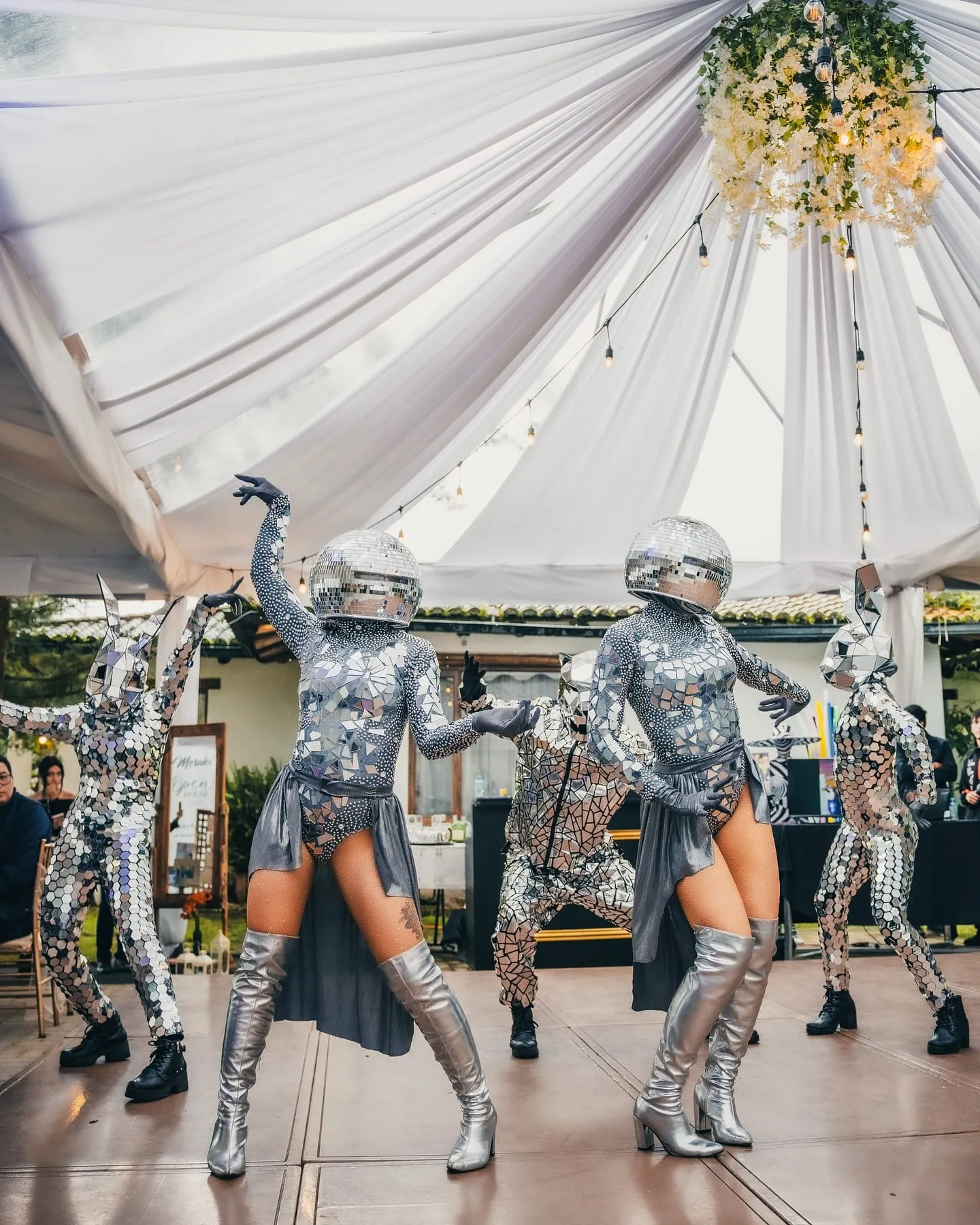 Bailarinas con cascos de bola de espejos