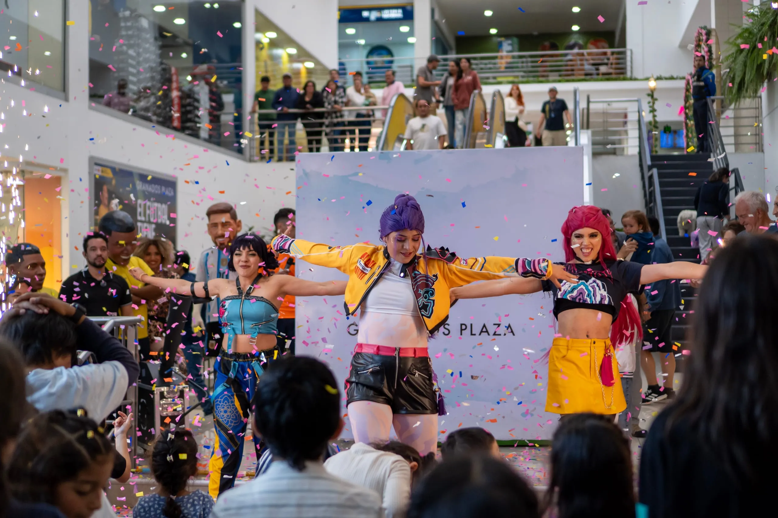 Bailarinas del show KPop Demon Hunters con niños y confeti