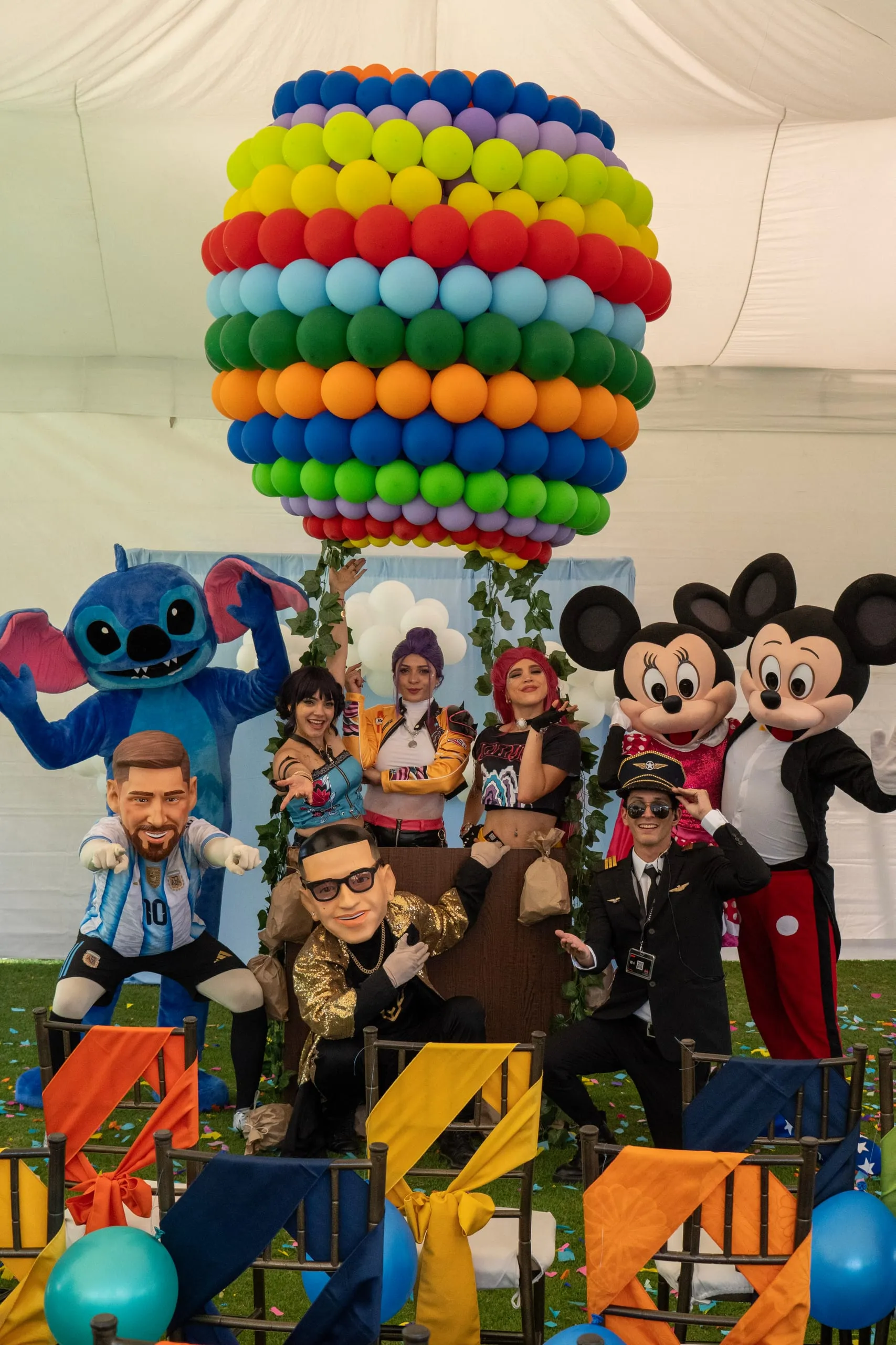Personajes animados y botargas en una fiesta infantil