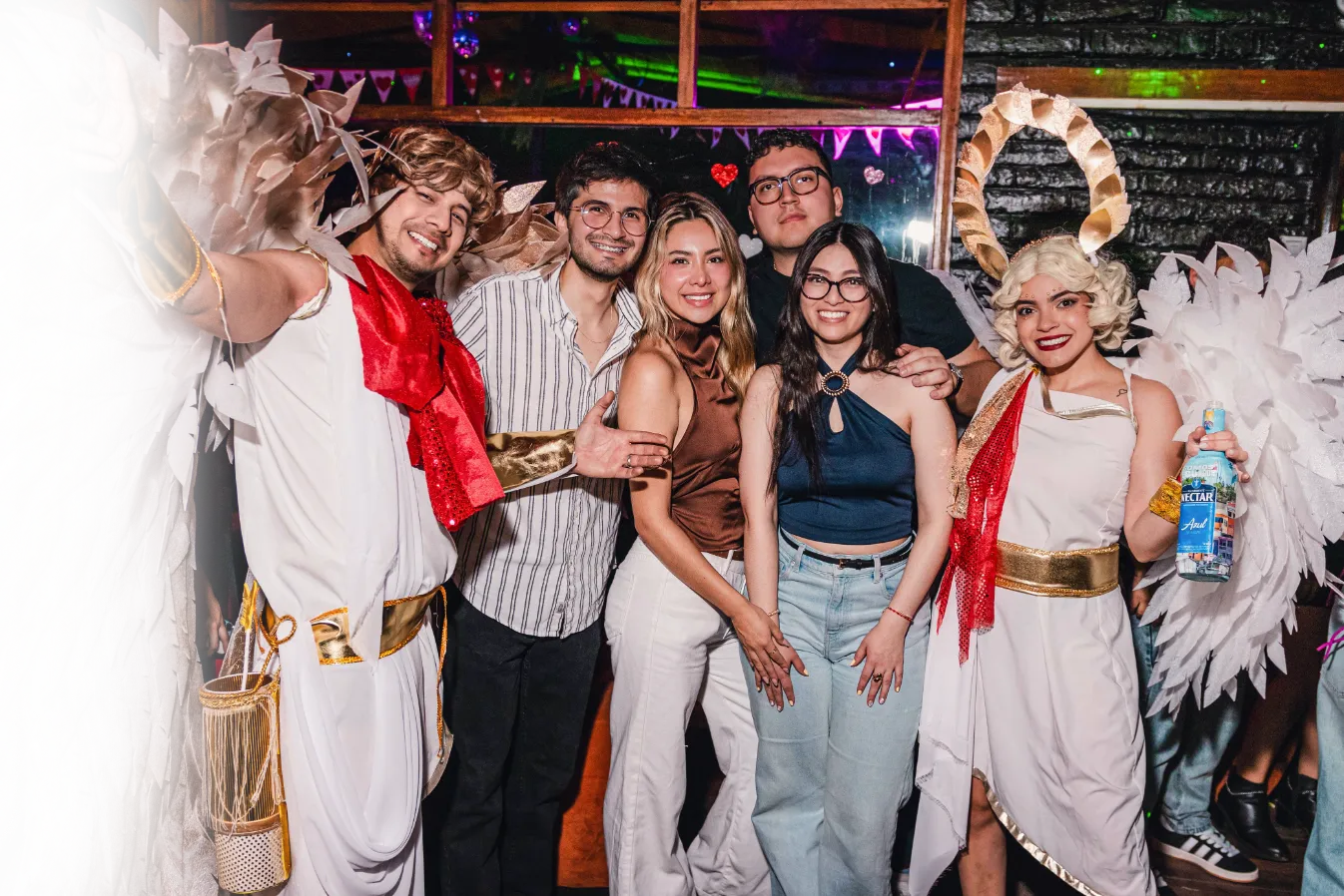 Personajes de Afrodita posando con invitados