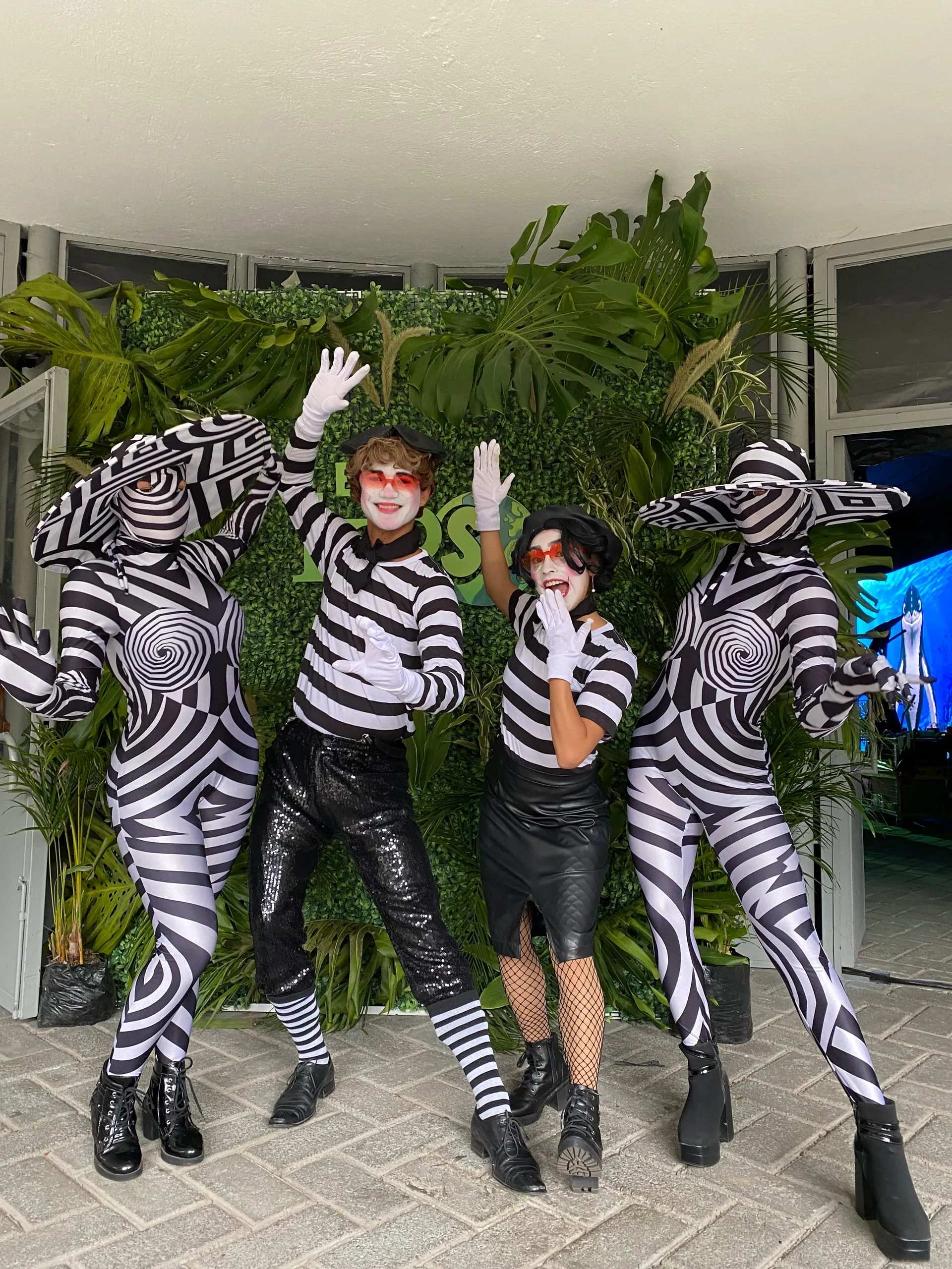 Personajes con trajes a rayas blancas y negras