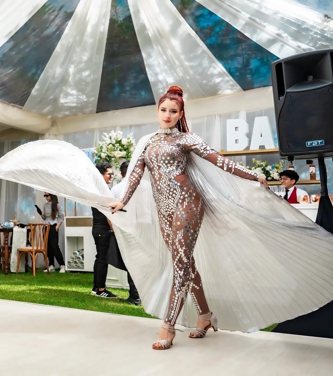 Bailarina con traje de espejos y alas plateadas