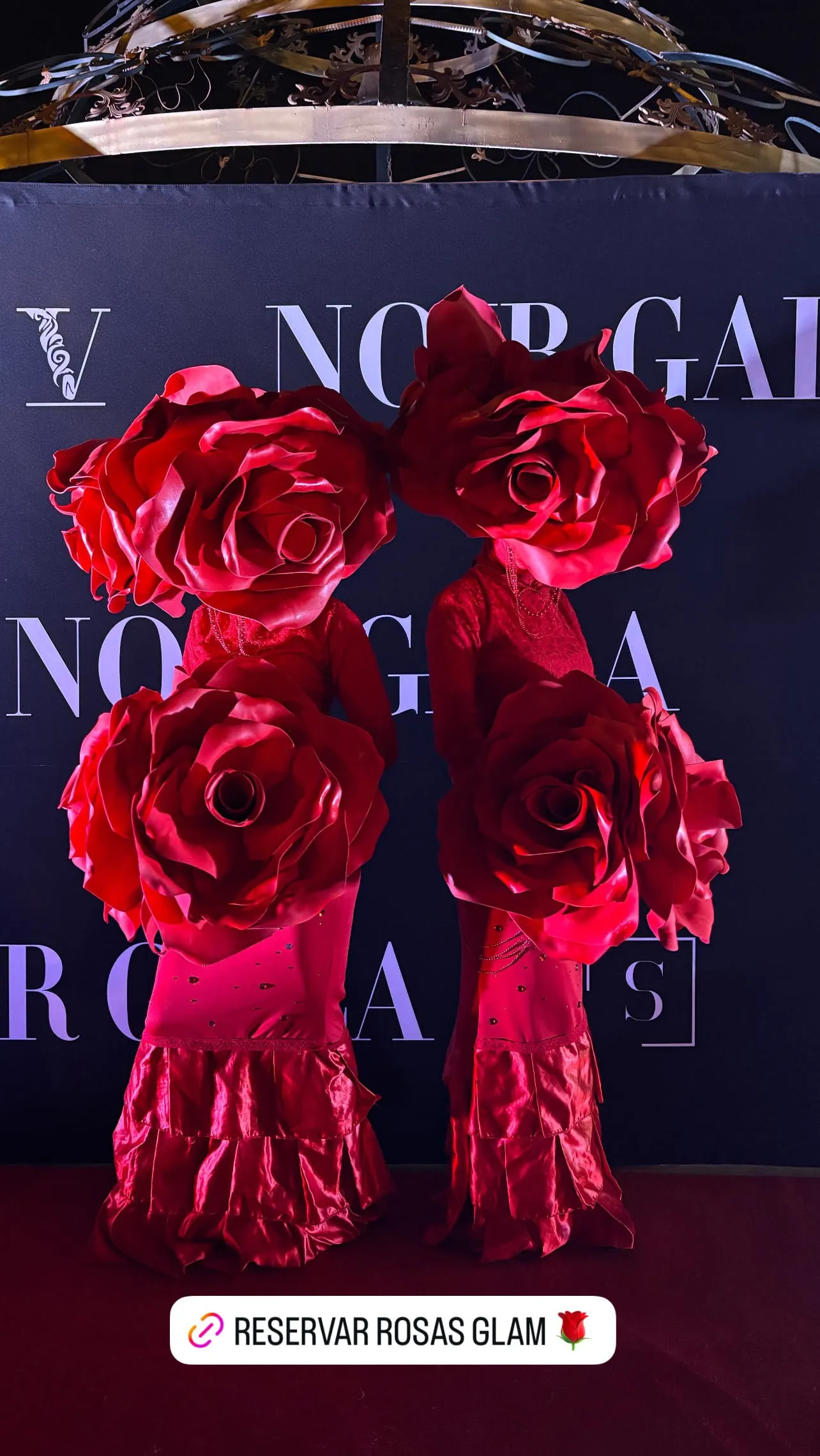 Personajes de rosas rojas recibiendo a los invitados