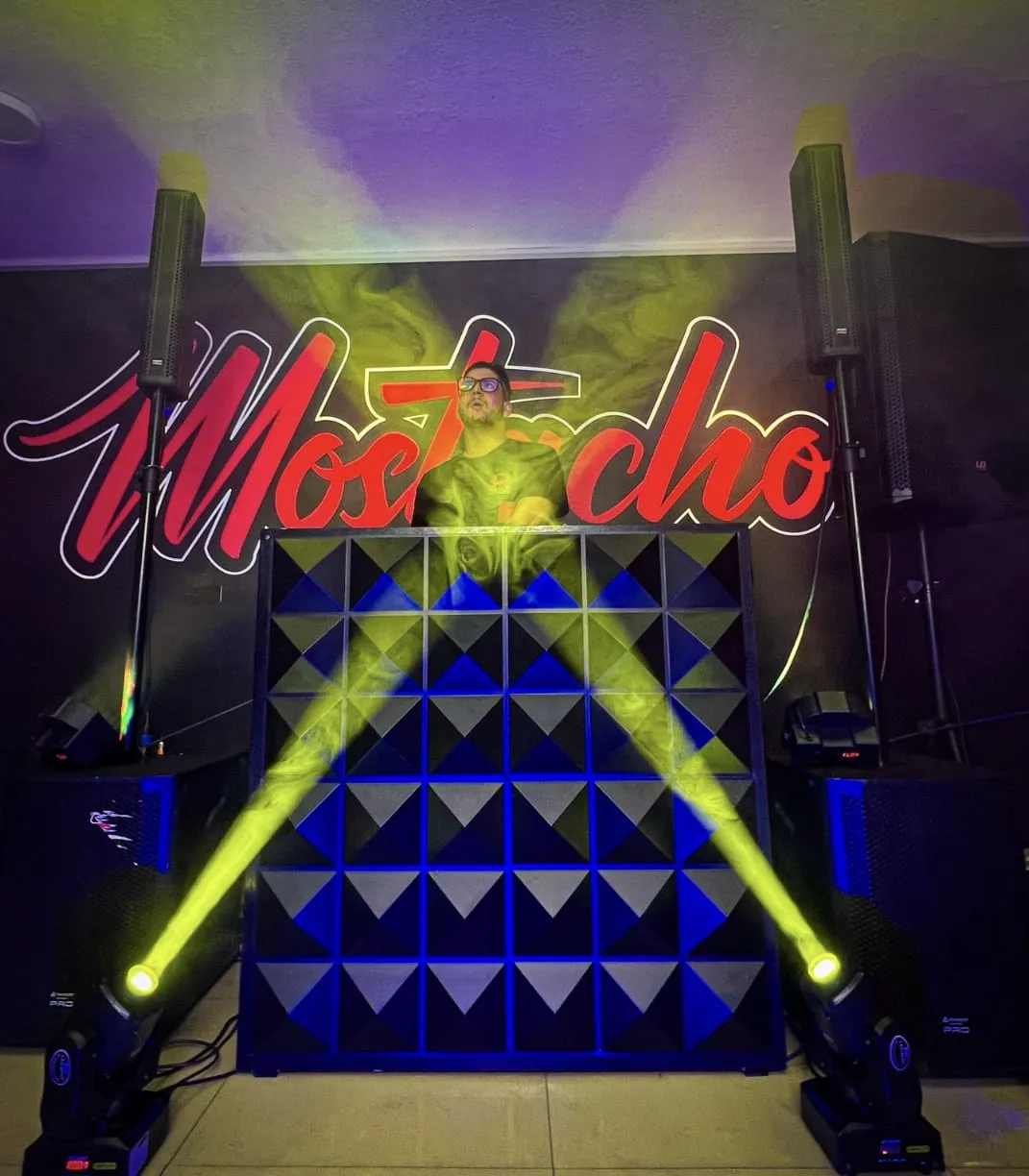 Cabina de DJ con el logo de Mostacho